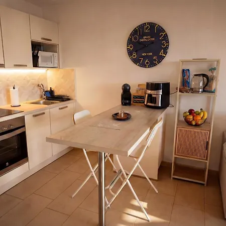 Elena's Ocean Oasis Apartament *